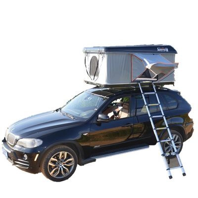 Lichte auto met een slaapkamer en een daktent met een maximale draagkracht van 45 kg
