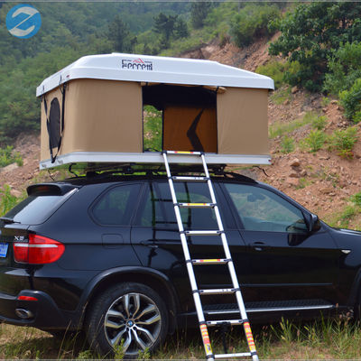 Vastgemaakte tent voor het dak van een auto voor kamperen en bergbeklimmen